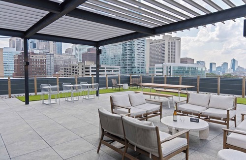 Logan Square Apartment | Sosuite | Corner 1BR Apt w Roof Deck, Gym, Laundry