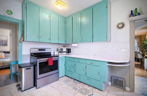 Downtown Salt Lake City House | Soul-warming Historic home - Private hot-tub, yard, Parks, 6min to downtown SLC.