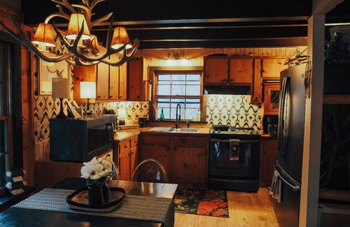 Otto House | Sound of Rushing RAPIDS/Private wooded location/Hiking Trail/Hot Tub