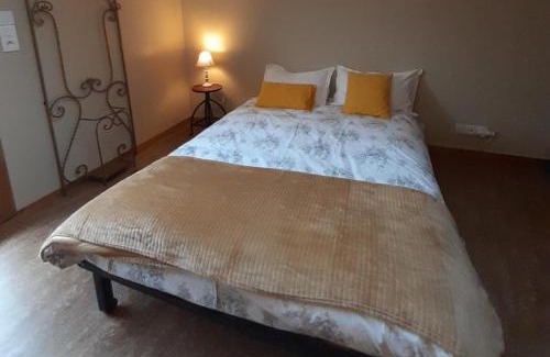 Les Noes-pres-Troyes Apartment | Sous le figuier