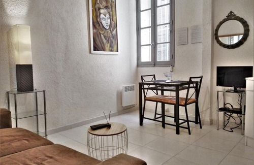 Pezenas Apartment | "Sous les Voûtes" -Garage privé optionnel -Centre historique-Plages à 21km !