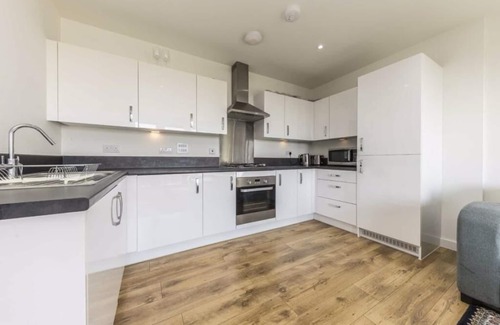 Norwood Green Apartment | South-facing 1bedroom flat with breathtaking views of the canal.