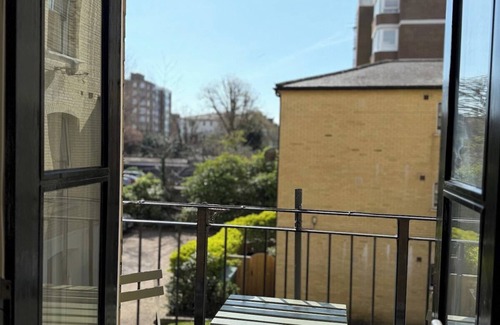 Hove Apartment | South Facing Balcony | Free parking