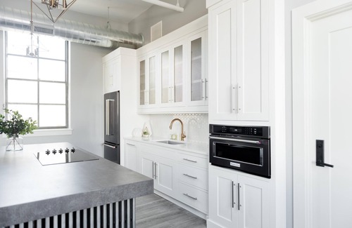 Logan Apartment | South Flat Luxury Suite - Full Kitchen, Adjustable King Bed, Full Bed in Loft