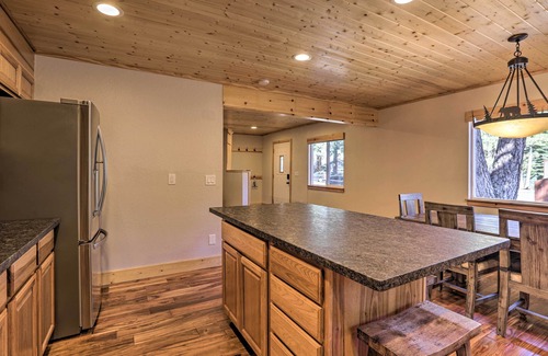 Country Club Estates Cabin | South Lake Tahoe Cabin ~ 7 Mi to Ski Resort!