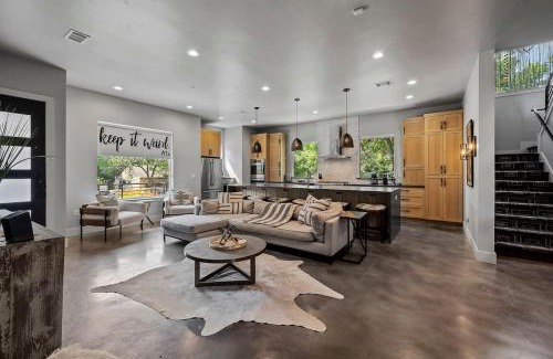 South Lamar House | South Lamar Wellness Haven - Sauna - Hot Tub - BBQ