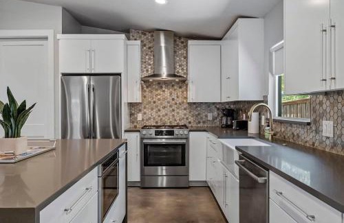 South Lamar House | South Lamar Wellness Haven - Sauna - Hot Tub - BBQ
