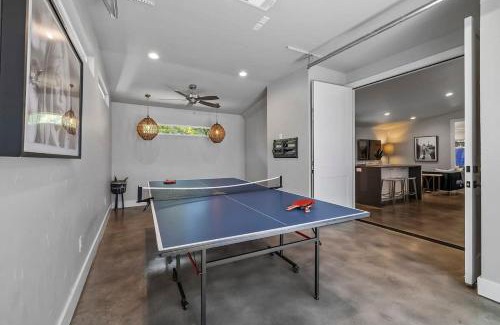 South Lamar House | South Lamar Wellness Haven - Sauna - Hot Tub - BBQ