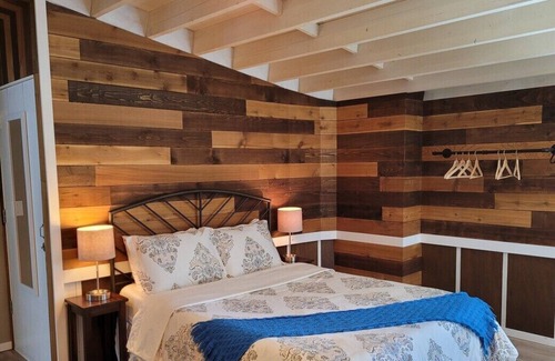 Bryn Mawr-Skyway Apartment | South Seattle Super Suite Retreat
