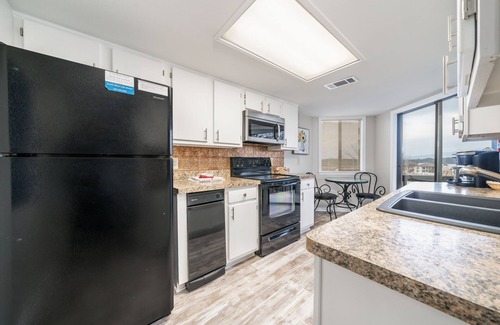 Lake Hamilton Condo | South Shore Updated 2 Bdrm! Gameroom/Indoor Hot tub! Super Amenities! Sleeps 8!