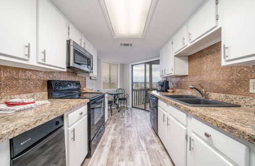 Lake Hamilton Condo | South Shore Updated 2 Bdrm! Gameroom/Indoor Hot tub! Super Amenities! Sleeps 8!