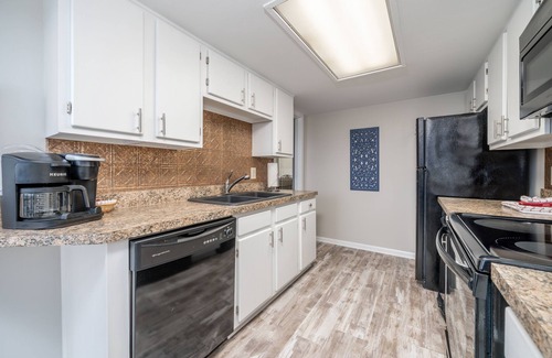 Lake Hamilton Condo | South Shore Updated 2 Bdrm! Gameroom/Indoor Hot tub! Super Amenities! Sleeps 8!