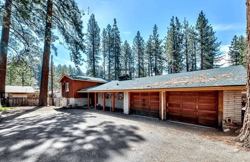 Lower Kingsbury House | South Tahoe Rustic Home! Sleeps Over 10! by RedAwning