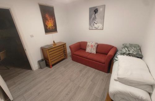 Southall Green Apartment | Southall - Sleeps 3 & Great Transport Links