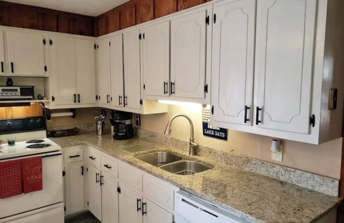 Jacksons' Gap Cabin | Southern Comfort Cabin-fire pit/kayaks/pet friendl