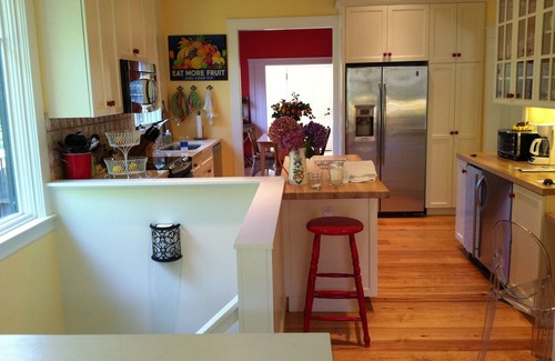 Greenbrae House | Southern Marin Cottage - Colorfully and Elegantly Refinished 4-BR Oasis