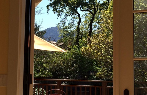 Greenbrae House | Southern Marin Cottage - Colorfully and Elegantly Refinished 4-BR Oasis