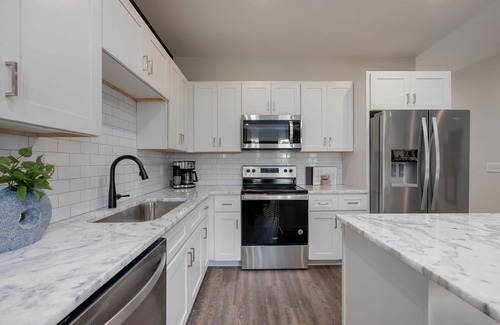 Whitebridge House | Southern & Style-2 Townhomes-7 Mins To Broadway