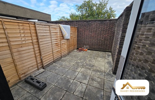 Southgate Apartment | Southgate Studio with Garden & Parking