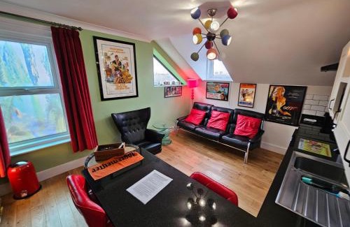 Southsea Apartment | Southsea Royale James Bond 3 bed Cool Penthouse, seafront parking