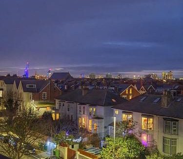 Southsea Apartment | Southsea Royale James Bond 3 bed Cool Penthouse, seafront parking
