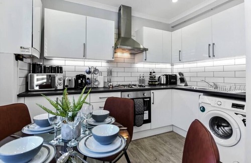 Livesey Apartment | Southwark Serenity: Cozy Flat with Balcony
