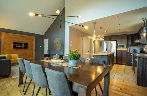 Sainte-Beatrix Ski Chalet | Spa and Pool Table - Le Picasso