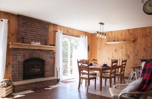 Notre-Dame-Auxiliatrice-de-Buckland Ski Chalet | Spa Pool table Mountain - Chalet Avalanche