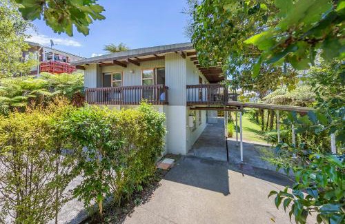 Glenfield Villa | Spa Retreat Spacious 7 BRS 3 Baths Movie Lounge nice Garden with Parking