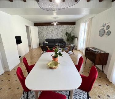 Ay Apartment | SPACIEUSE MAISON DE VILLE avec garage privé fermé