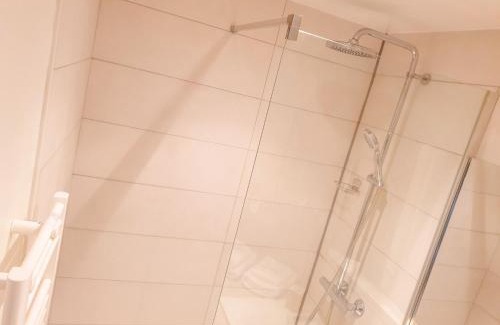 Oullins Apartment | Spacieux Appartement au Calme 15min sud de Lyon proche Métro et Gare Confluence Aquarium Gerland