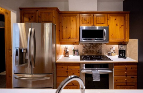 Nordic Estates Villa | Spacious 1.5BR: 5 min to Village with Private Hot tub & Pool!