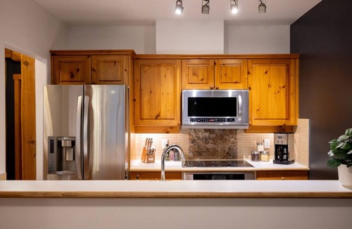 Nordic Estates Villa | Spacious 1.5BR: 5 min to Village with Private Hot tub & Pool!