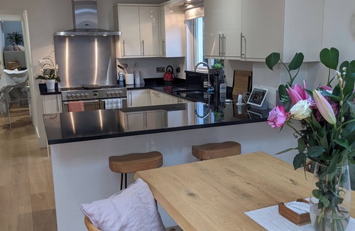 Northcote House | Spacious 1 bed garden flat, 8 min walk to Clapham Junction (off Northcote Road)