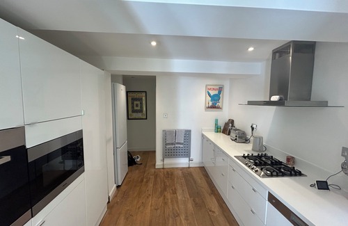Crouch End Apartment | Spacious 1-Bed Flat with Garden near Finsbury Park