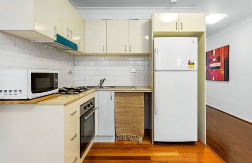 Redfern Apartment | Spacious 1-Bed with Pool & Gym 5 Minutes from CBD