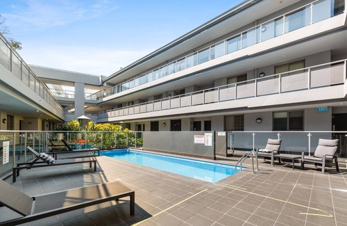Redfern Apartment | Spacious 1-Bed with Pool & Gym 5 Minutes from CBD