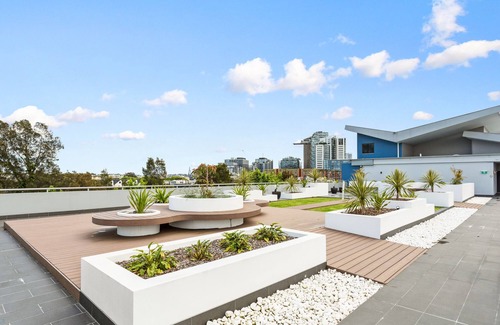 Redfern Apartment | Spacious 1-Bed with Pool & Gym 5 Minutes from CBD