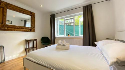 Friern Barnet Apartment | Spacious 1 Bedroom near central London Kings Cross walking to Arnos Grove Tube, Alexandra Palace, Euston