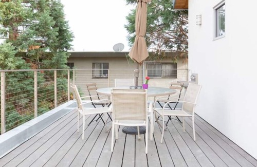 Adams Point House | Spacious 1908 House + Sky Deck + Hot Tub + Modern Tiny House, Near Lake