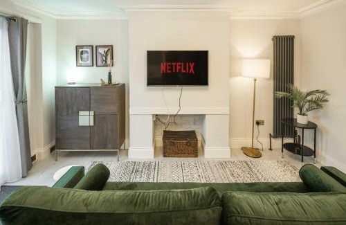 Wanstead House | Spacious 1BR Flat in Wanstead: Garden & Comfort