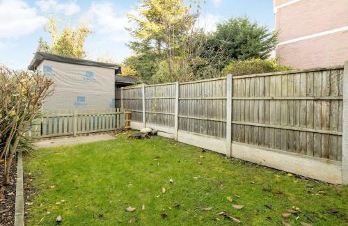 Wanstead House | Spacious 1BR Flat in Wanstead: Garden & Comfort