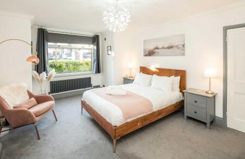 Wanstead House | Spacious 1BR Flat in Wanstead: Garden & Comfort
