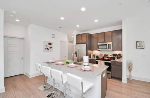 Spring Apartment | Spacious 2 BD2 Bath with Pool & Gym