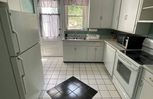Lima House | Spacious 2 bed 1 bath in the center of Lima resting on the park