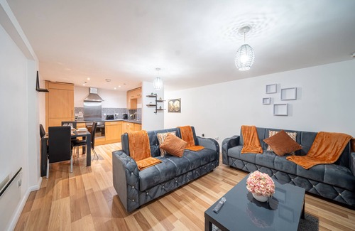 Huddersfield Apartment | Spacious 2 Bed Apt Close To Town Centre Sleep 6