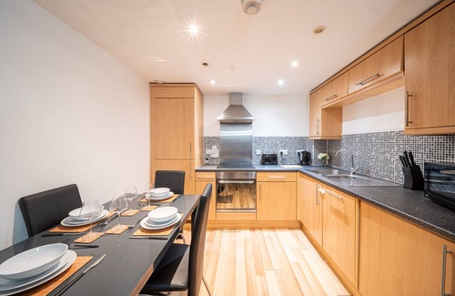 Huddersfield Apartment | Spacious 2 Bed Apt Close To Town Centre Sleep 6