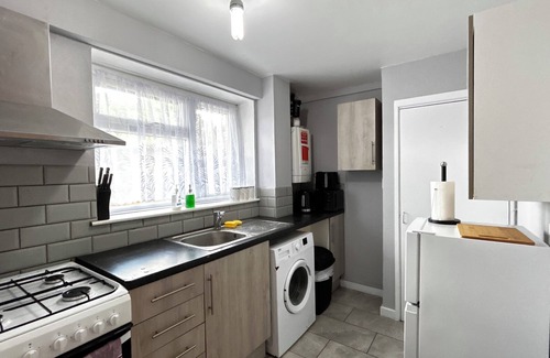 Southall Broadway Apartment | Spacious 2 Bed in Southall near Heathrow Airport with Free WiFi