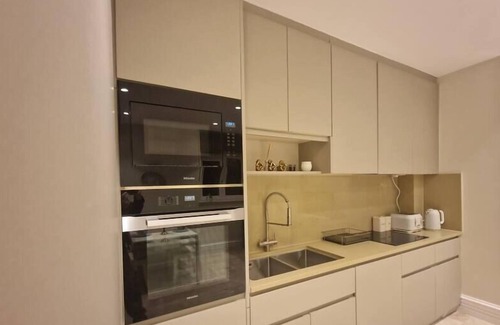 Hendon Apartment | Spacious 2 Bedroom w/ Balcony in Hendon