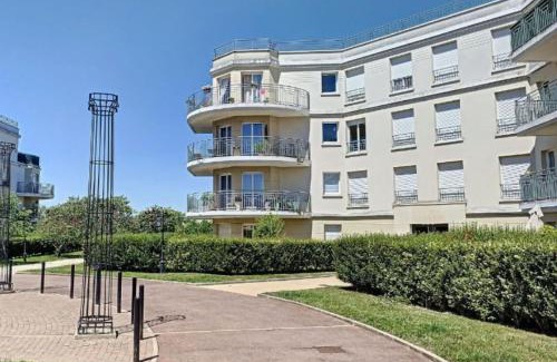 Montevrain Apartment | Spacious 2 bedrooms,4-8 people ,12mn Disney ,Free Private Parking , balcony